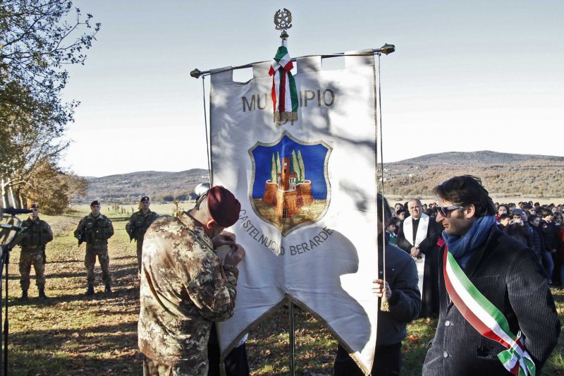 Viale degli Eroi, il lancio dei paracadutisti per l’inaugurazione