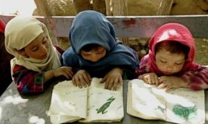 Kit per le scuole e tutela dalle mine. I regali dei militari italiani ai bimbi afgani