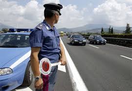 Ingoia eroina alla vista della polizia, ricoverato