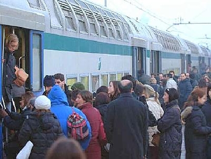 Il lungo inverno dei pendolari. Treni, frana sulla linea Siena-Grosseto. Circolazione regolare solo in primavera