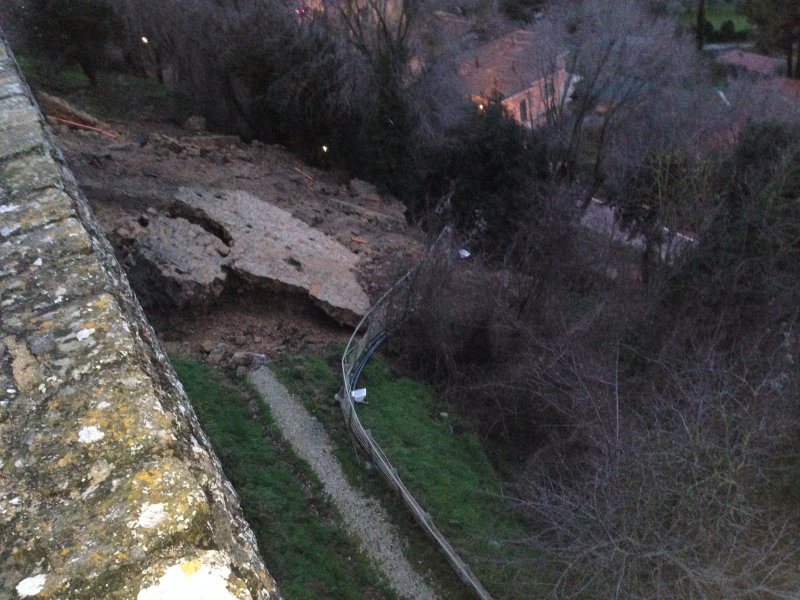 Paura a Volterra per il crollo delle mura medievali