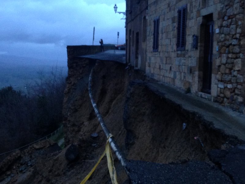 L'impressionante voragine causata dal cedimento della strada