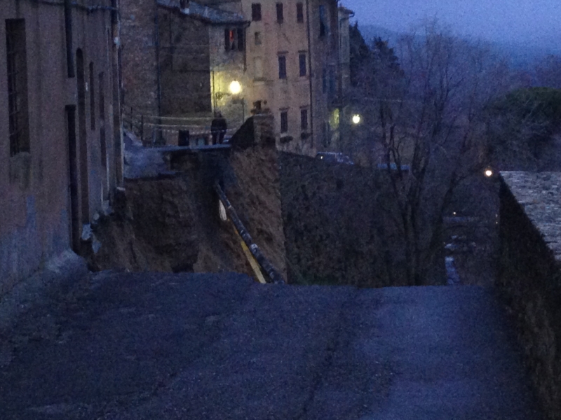 Forti piogge nel centro sud della Toscana. Crolla tratto mura medievali a Volterra