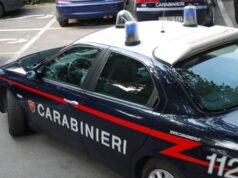Si filma nuda in cambio di un rito magico per riconquistare l’amante, poi la ricattano: due denunciati