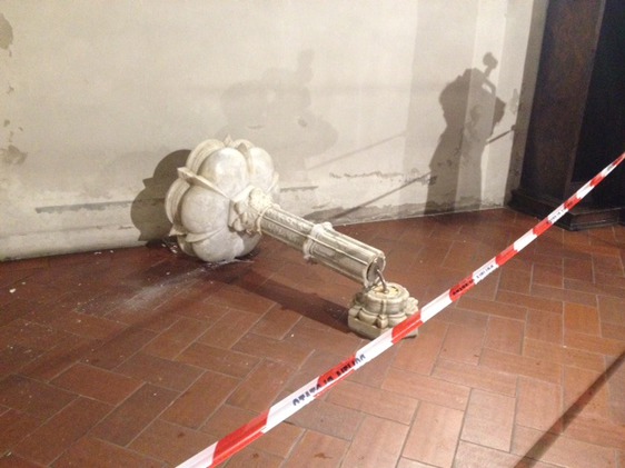 Vandalismo a Prato, folle spezza acquasantiera. La diocesi invita all’allerta massima