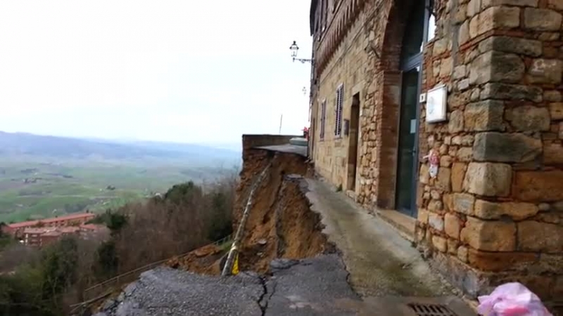 Tornano a casa le famiglie sfollate dopo il crollo delle mura medievali