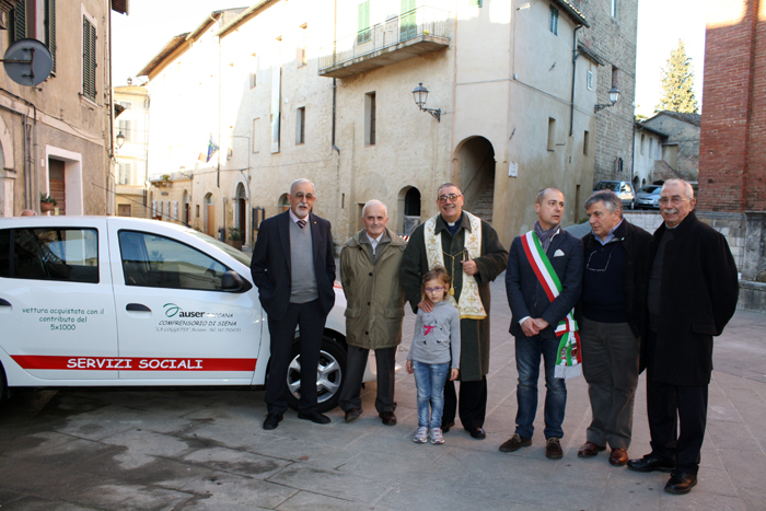 Ad Asciano si mette in moto la solidarietà con la nuova auto per i servizi sociali
