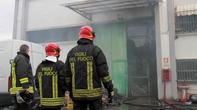 Scoperto maxi laboratorio-dormitorio cinese, locali senza norme igieniche e di sicurezza