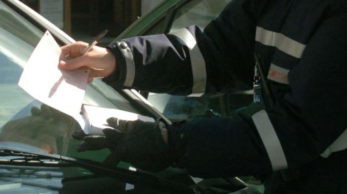 Record di multe per una Mini Cooper. E il Comune la mette nella lista nera