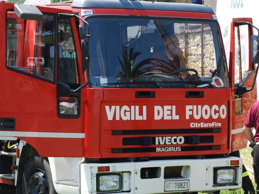 Crolla il tetto. Paura per due anziane salvate dai Vigili del Fuoco