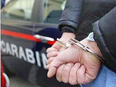 Picchia l’anziana vicina e lancia la figlia contro i Carabinieri, arrestato