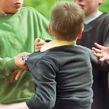 Bullismo a scuola, a 10 anni minacciano con un coltello il compagno di classe