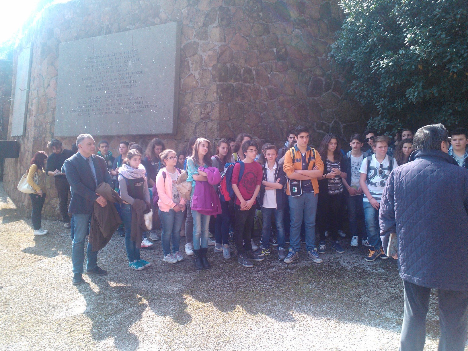 Studenti sangimignanesi in visita alle Fosse Ardeatine a bordo del Bus della Memoria