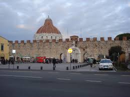 Tornano i bancarellai a Pisa, in piazza Manin il nuovo mercato
