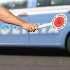 Fuggono all’alt e picchiano agente, due arresti