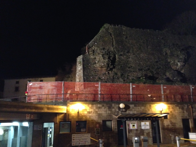 Nuovo allarme piogge a Volterra, sperone di roccia minaccia un parcheggio