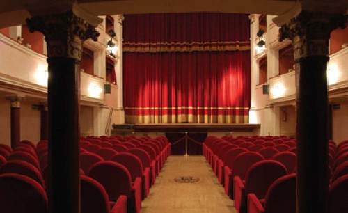 “Parigi val bene una vasca”. Equivoci, gag e colpi di scena sul palco del Teatro del Popolo
