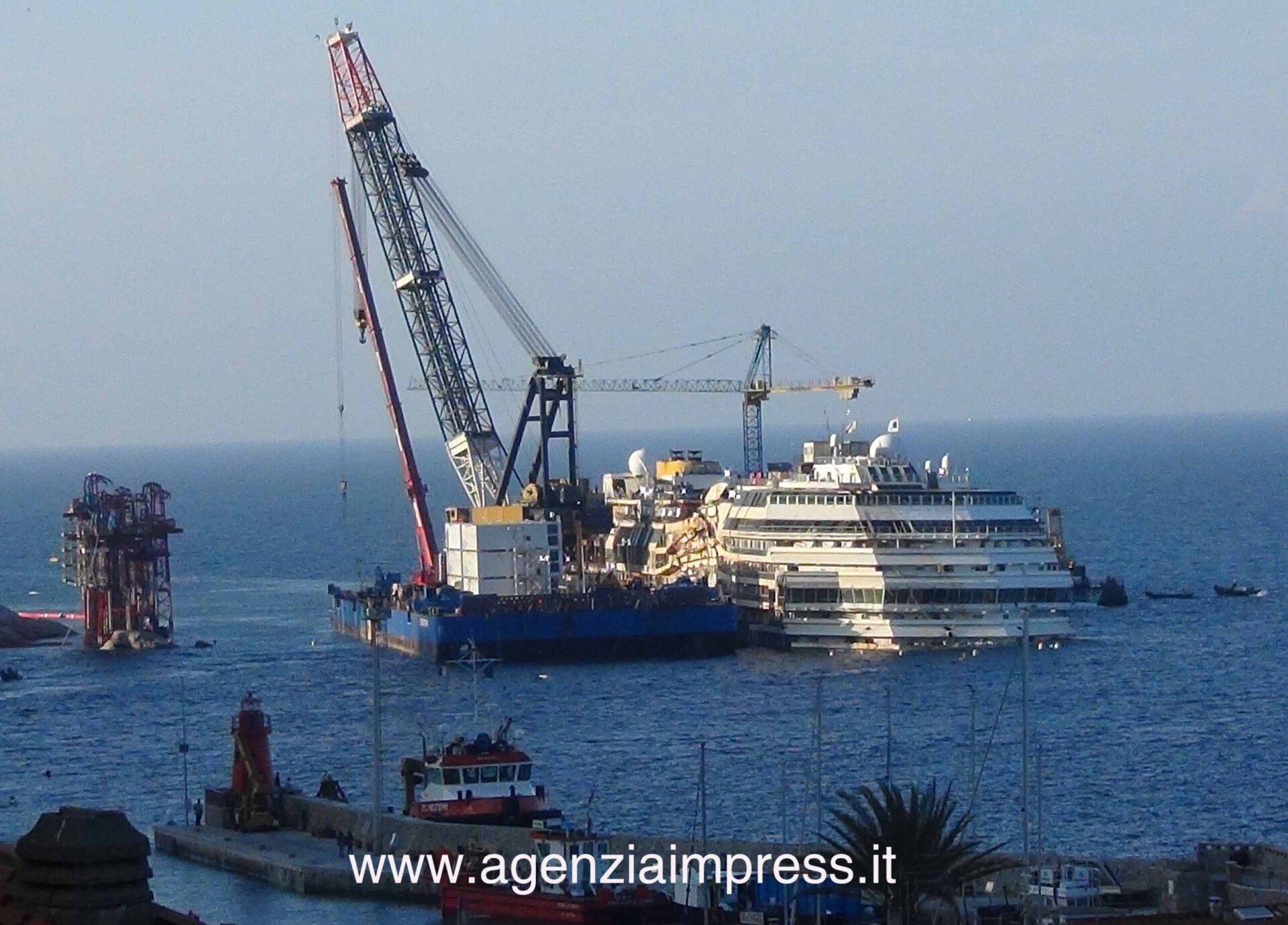 Una chiatta-gru per la Concordia, al Giglio è arrivata la Conquest