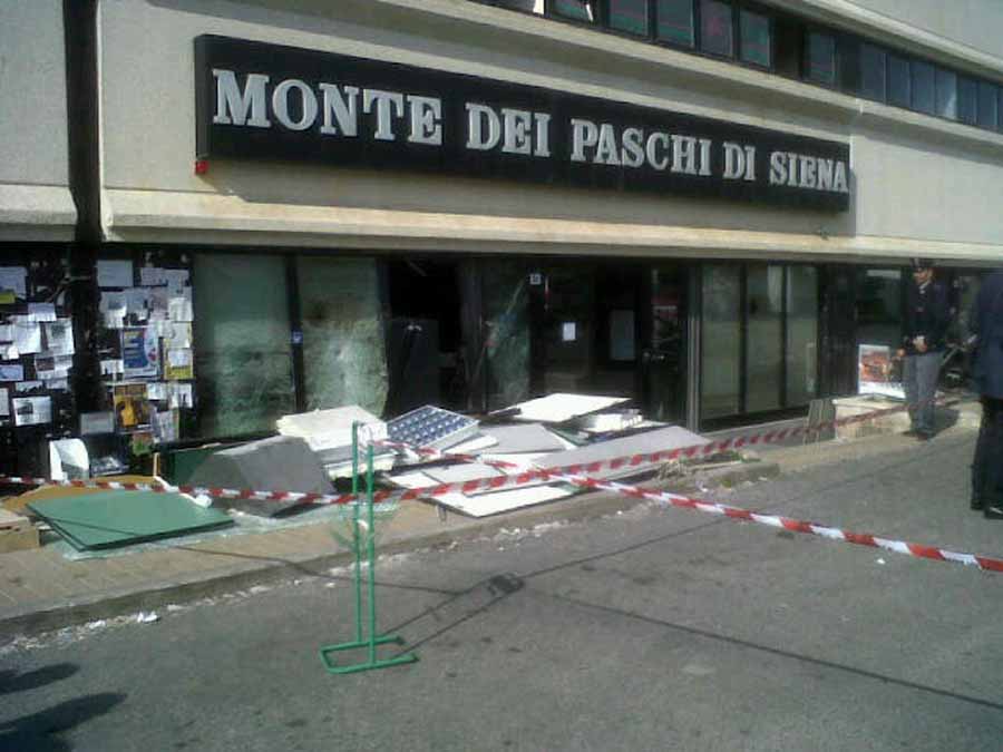 Mps col botto. A Siena fanno saltare un bancomat in via Massetana