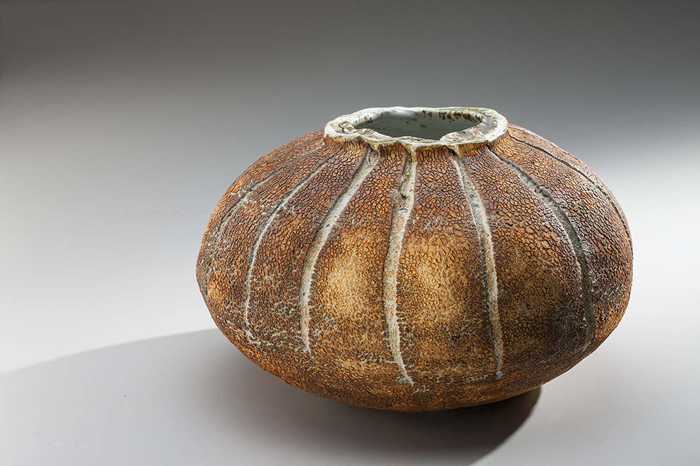Terry Davies e le sue creazioni in grès, a Siena le ceramiche dell’artista innamorato della Toscana