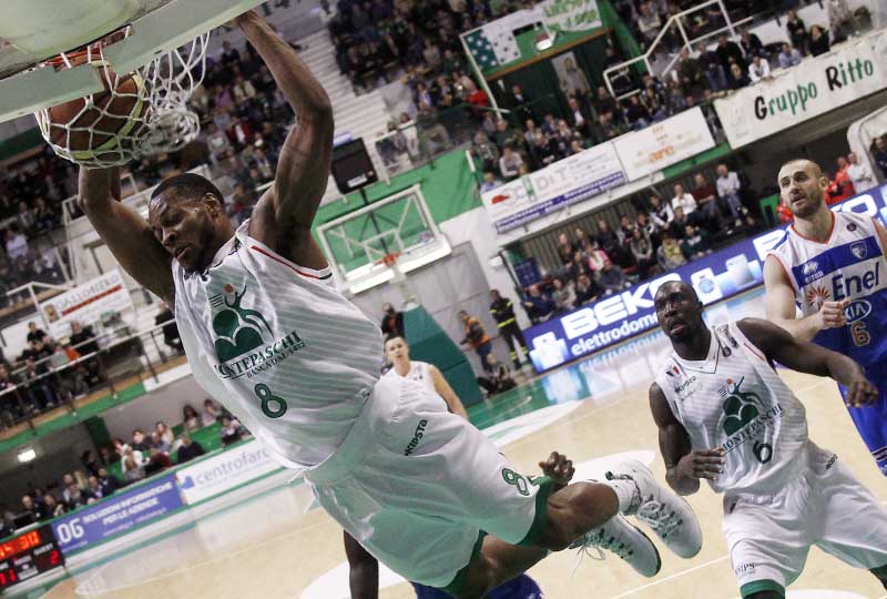 Accelerazione playoff. Siena schiaccia Brindisi, Pistoia passa a Roma