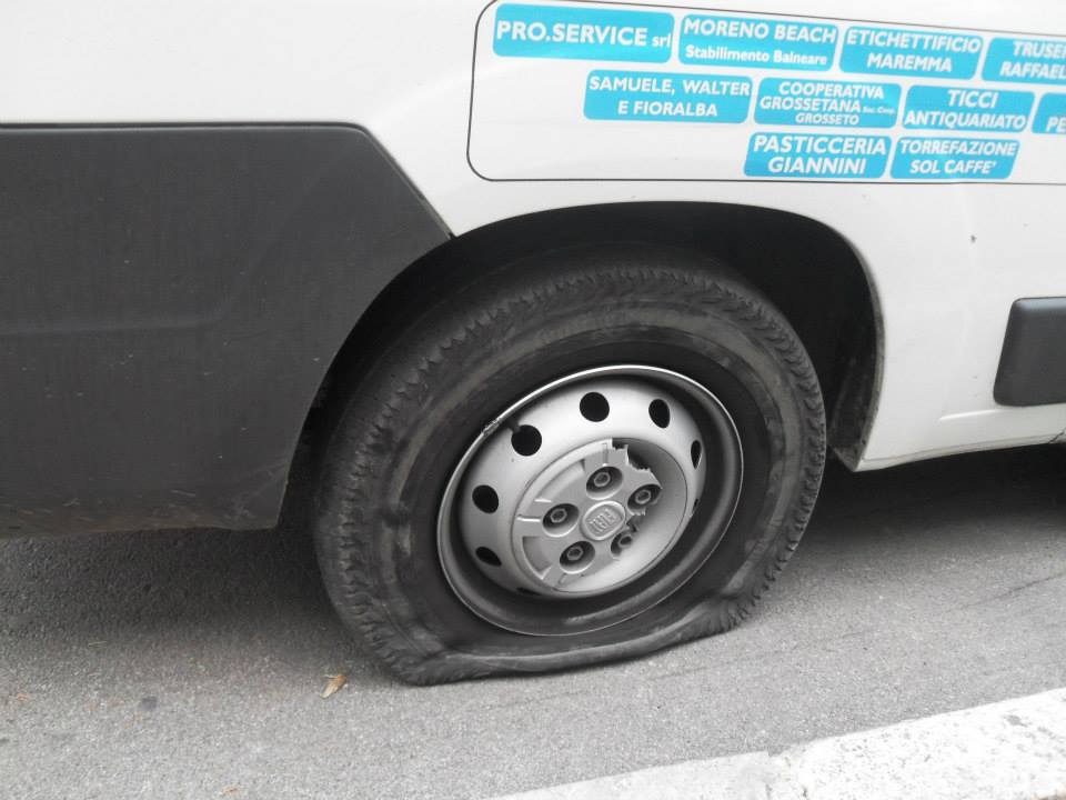 Gomme tagliate ai mezzi per il trasporto dei disabili. Il sindaco Bonifazi: «Atto vergognoso»
