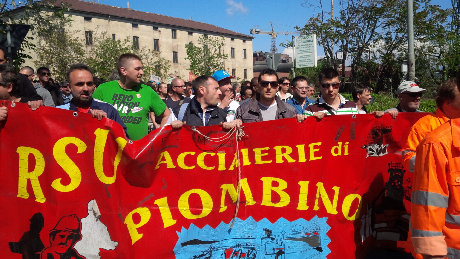 Gli operai della Lucchini manifestano e bloccano la città. A Roma firmato l’accordo