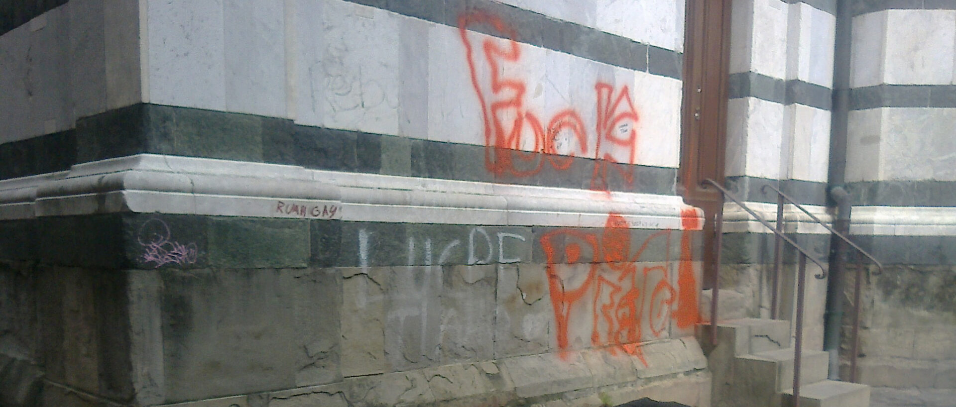 Battistero di Pistoia nel mirino dei vandali, scritte offensive sulla facciata