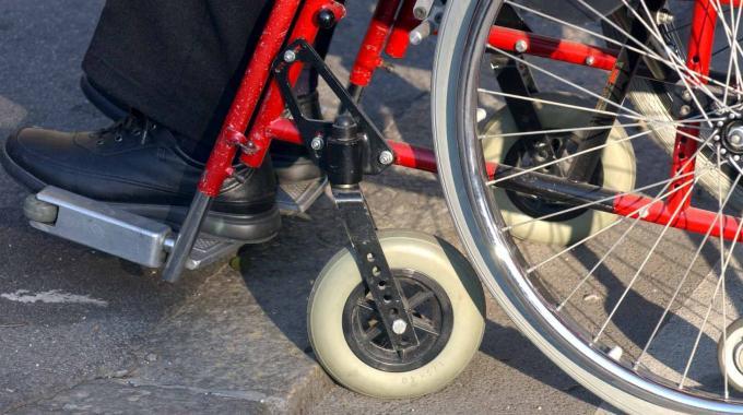 Disabili in protesta sotto la sede della Regione Toscana