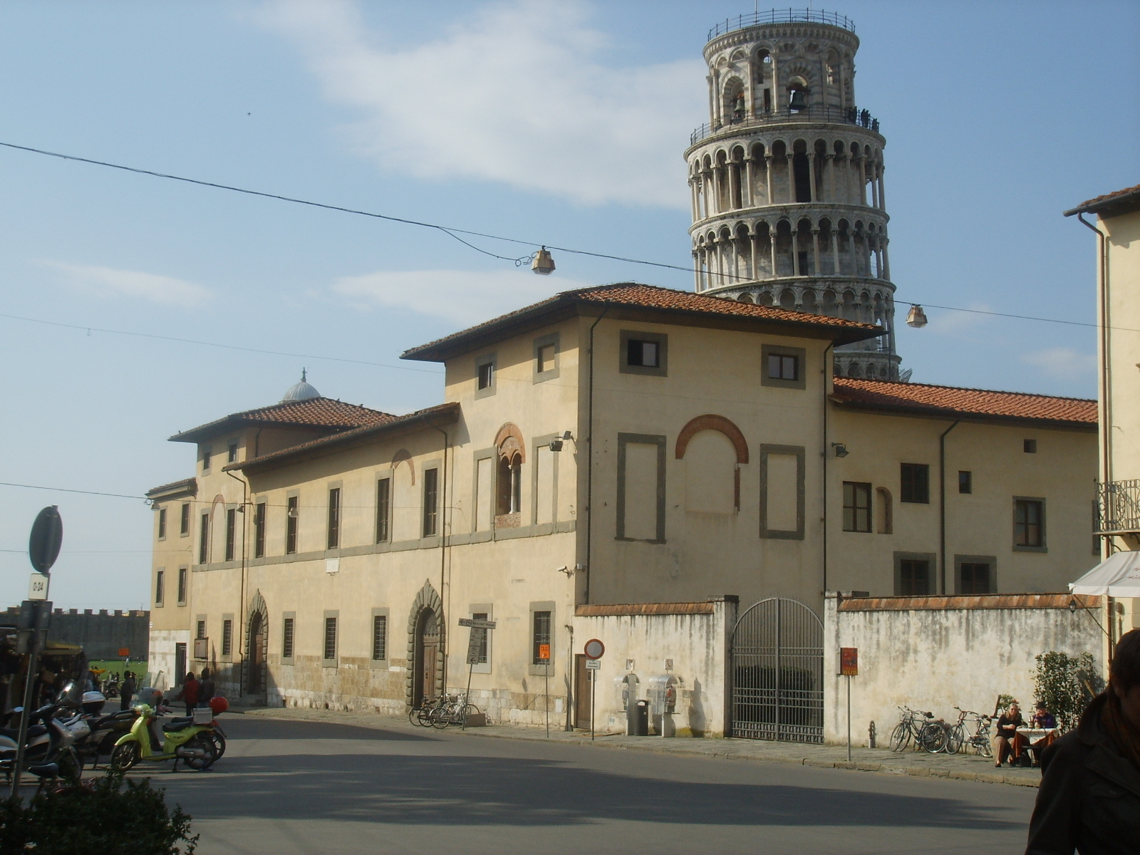 Si stacca parte dell’insegna del museo, 2 turisti feriti a Pisa