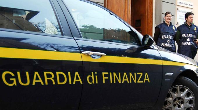 Pelletteria contraffatta, la Gdf sequestra un capannone a Firenze