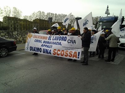 “Diamo una scossa”, la protesta degli artigiani paralizza Pisa
