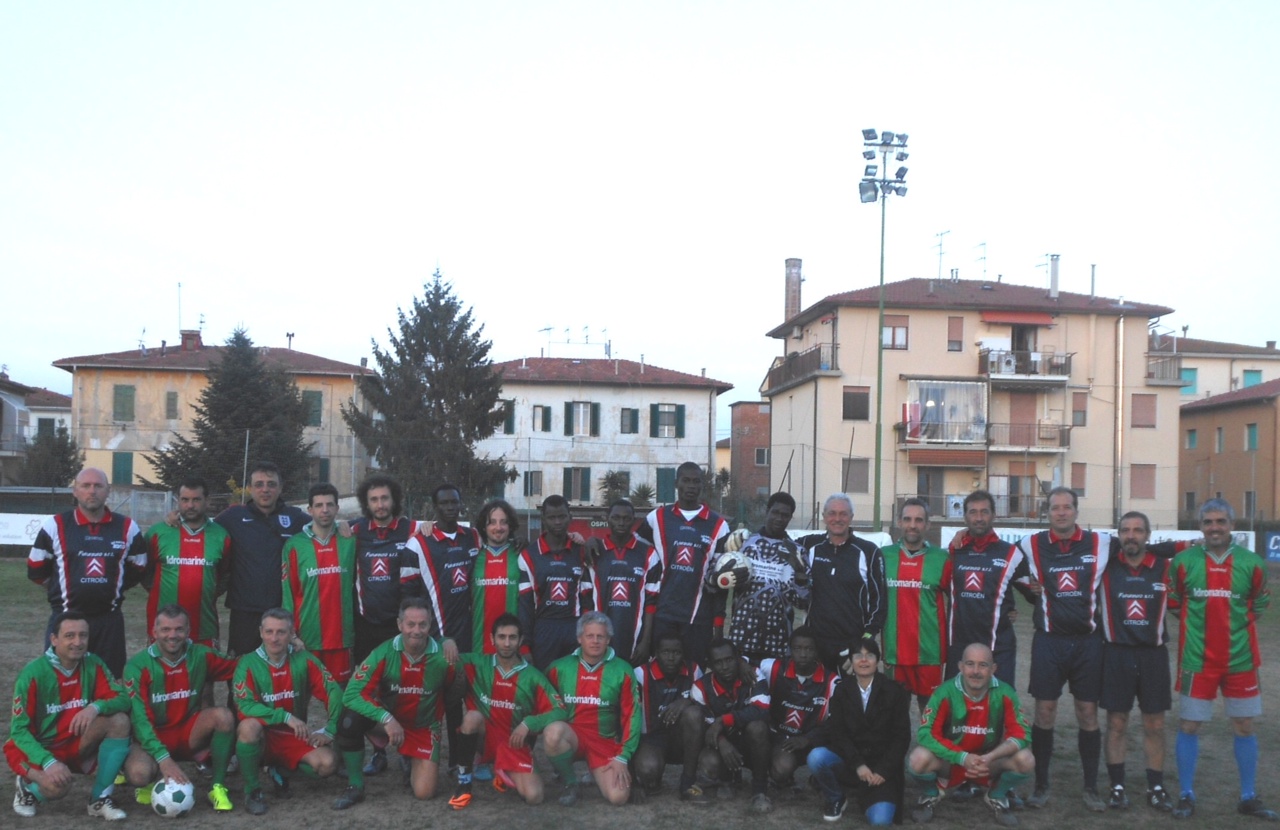 Una partita di calcio per integrarsi, profughi africani vincono sfida di solidarietà contro il Pisa Ovest