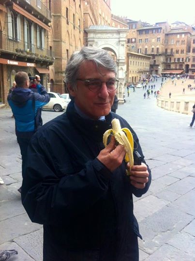 “Siamo tutti Dani Alves”, Sassoli a Siena mangia la banana contro il razzismo