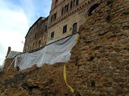 Ad un anno dal crollo delle mura medievali Volterra ricorda quella notte