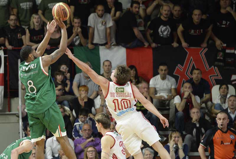 Basket, sbancate Varese e Bologna. Siena seconda, all-in playoff per Pistoia