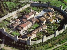 Tra Medioevo e eredità etrusca, il Castello di Monteriggioni compie 800 anni. …