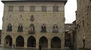 Telefonata anonima annuncia bomba, falso allarme in Comune a Pistoia