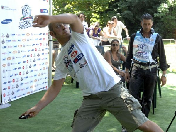 Campionato italiano del lancio del telefonino ad Arezzo. In palio un cellulare
