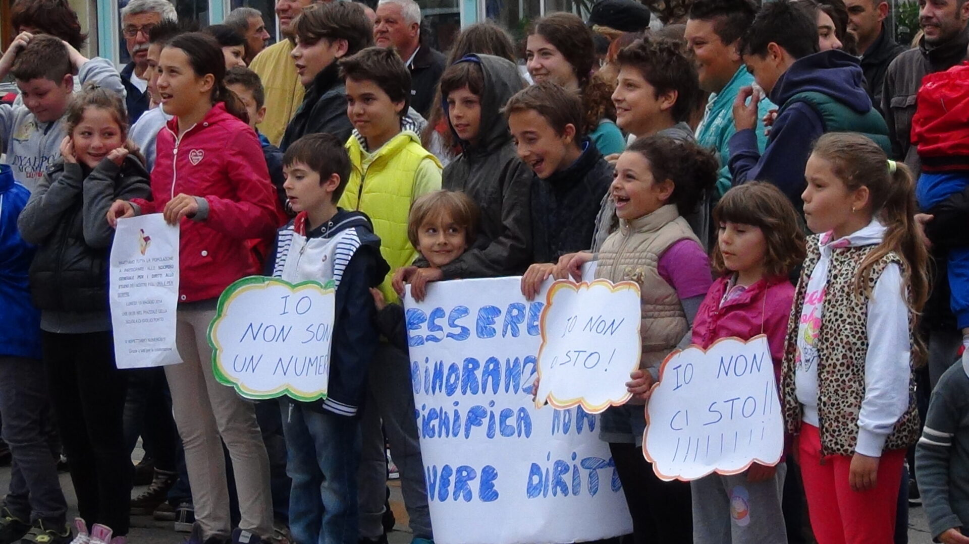 Bambini in piazza per difendere la scuola dell’Isola del Giglio