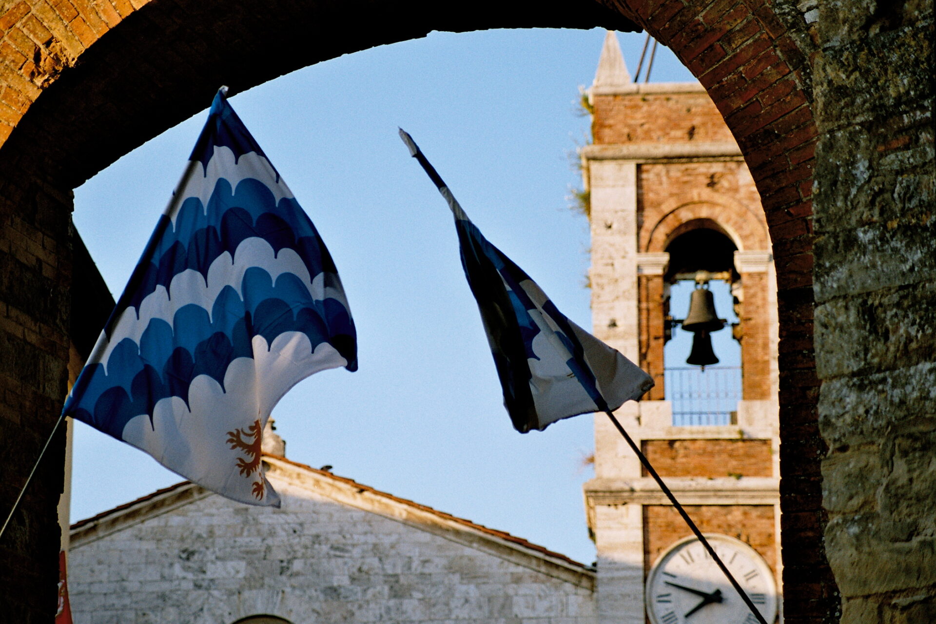 “Il bianco e l’azzurro”, viaggio nel tempo a San Quirico d’Orcia