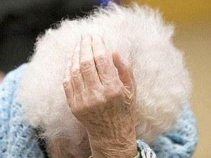Anziana messa fuori casa dal figlio nel giorno della festa della mamma