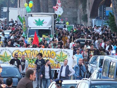 Droga, attesi in 10mila a Pisa per il corteo antiproibizionista. Ma c’è chi contesta: «E’ un inno al degrado»