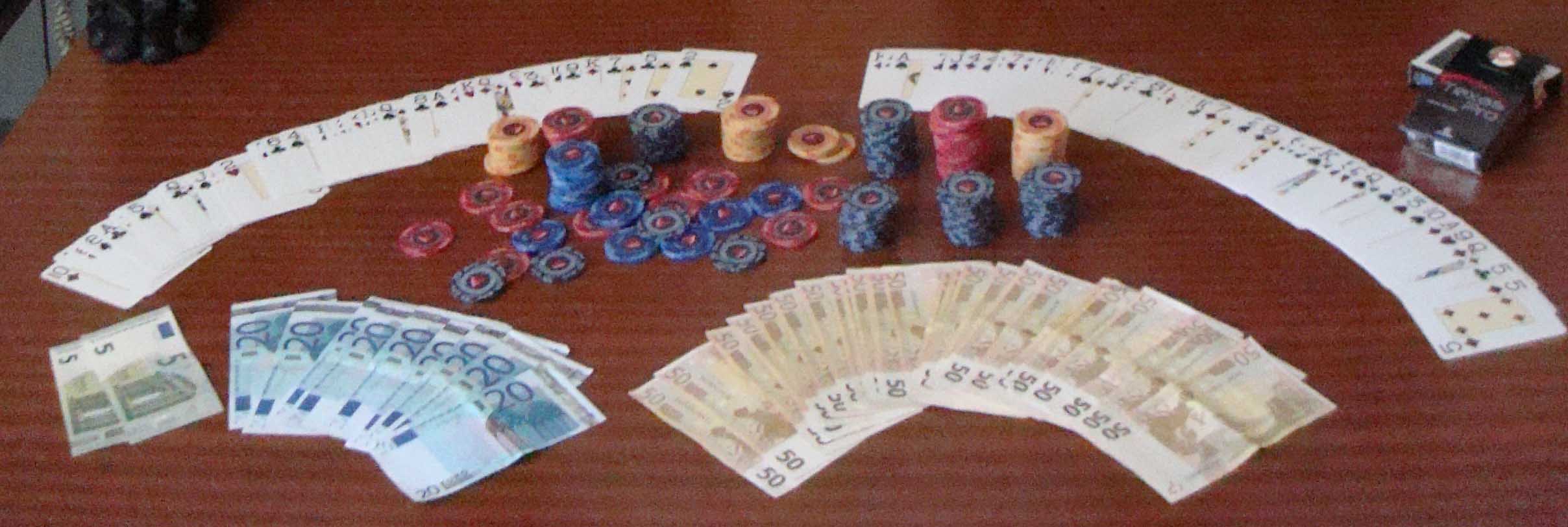Bisca clandestina in circolo cittadino, denunciati 12 giocatori di poker