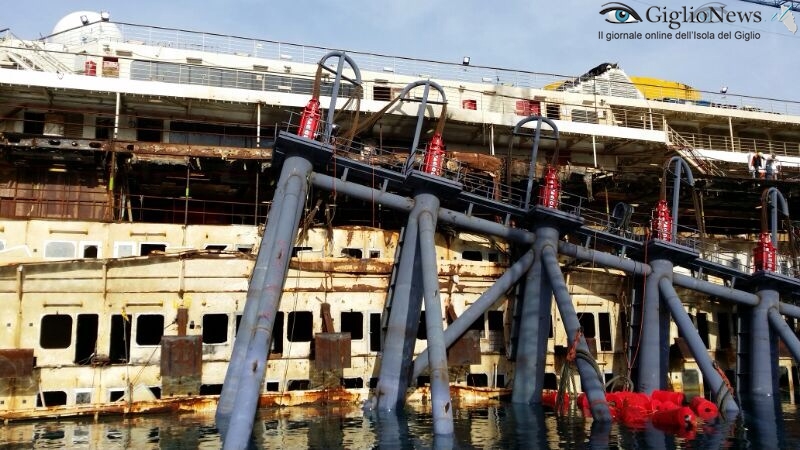 Concordia, cede il primo cassone montato sul lato di dritta. Nessun ferito