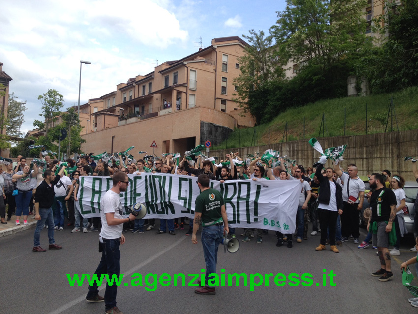 Mens Sana, “La fede non si ruba”. La marcia dei tifosi biancoverdi