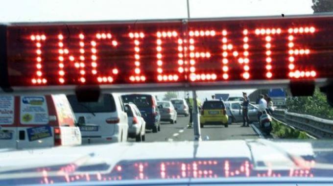 Scontro scooter-autocarro. Incidente mortale sulla Siena-Firenze