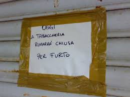 Rapina tabaccheria, ma la cassa è vuota. Malvivente esce con una stecca di sigarette