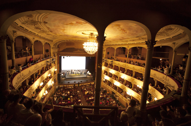 Pirandello e Brecht, il teatro della Pergola di Firenze riparte da Lavia