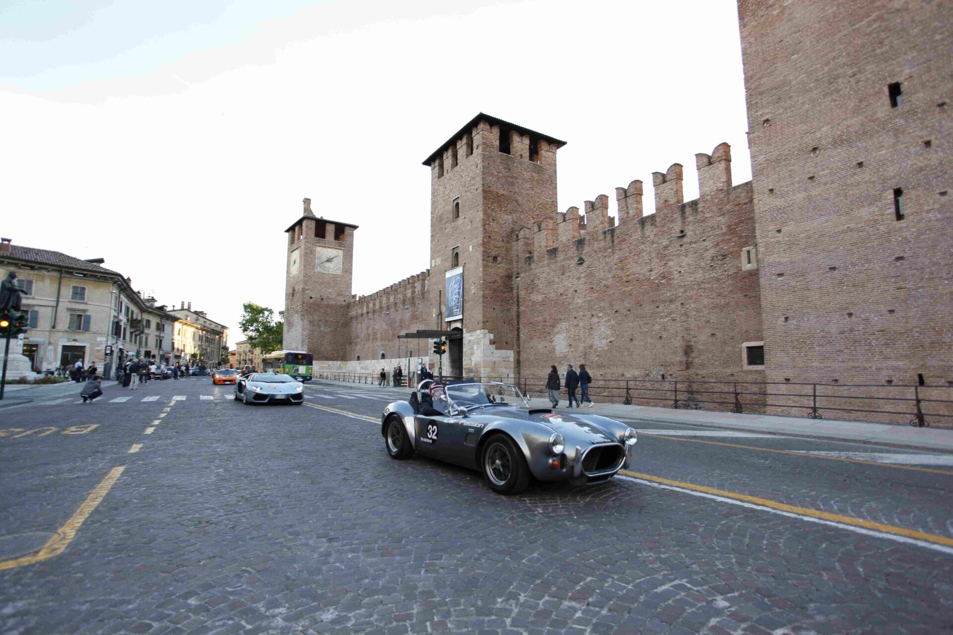 Tradizione e fascino su quattro ruote, la Mille Miglia invade la Toscana